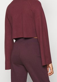 NA-KD Sweter