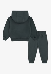 Nike Sportswear FUTURA WRAP PANT UNISEX SET - Dresside alumine osa - vintage green