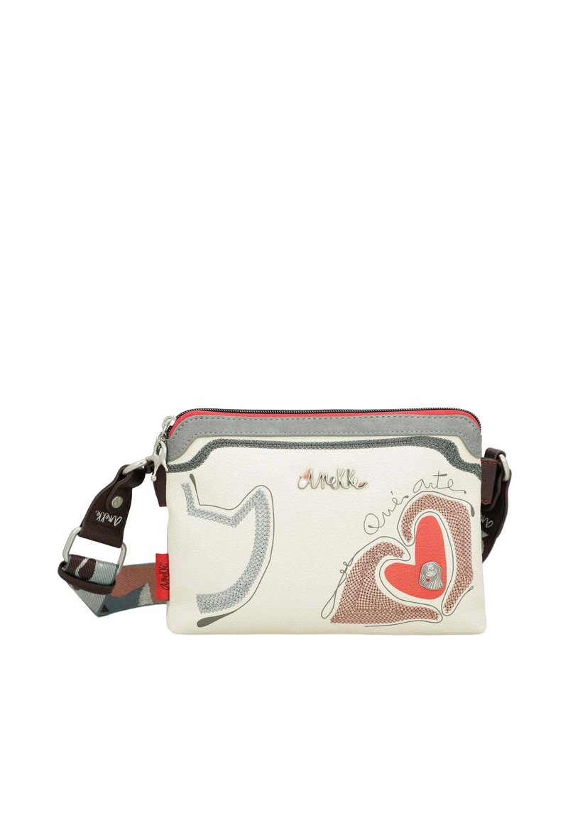 Borsa a tracolla bianca con accenti grigi e rossi, caratterizzata da design a cuore e astratti. Realizzata in materiale sintetico con chiusura a zip.