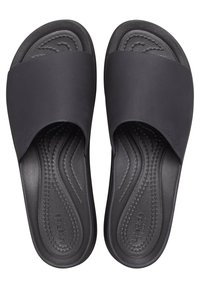 Sandales noires à enfiler avec une tige en caoutchouc lisse et des semelles intérieures texturées présentant des motifs en vagues. Design simple et ouvert pour un enfilage facile.