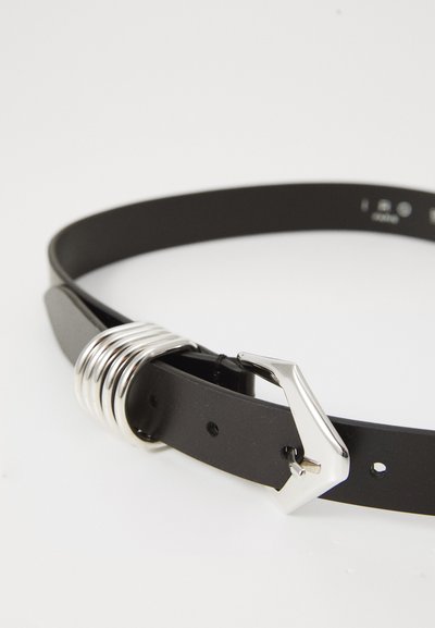 Zwarte leren riem met hoekige zilveren gesp en meerdere zilveren metalen lussen, plat weergegeven op een witte ondergrond.