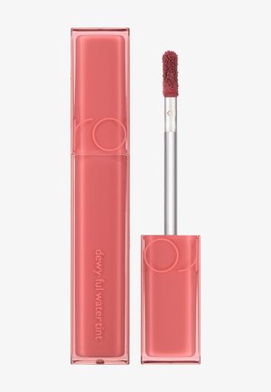 Tubo rectangular rosa con un cuerpo transparente y un aplicador plateado. Producto etiquetado como "dewy.full water tint". Textura suave con una punta de aplicador difusa.