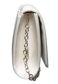 Sac à main en cuir blanc avec une finition brillante. Dispose d'une sangle en chaîne et d'une forme lisse et structurée. L'intérieur est texturé en satin. Pas de matériel visible.