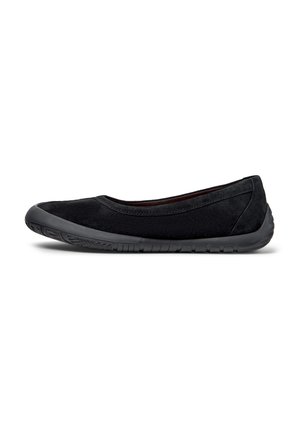 Schwarze flache Schuhe aus weichem Wildleder mit runder Zehe, Gummisohle und minimalen Nähten. Leicht und flexibel im Design.