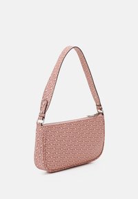 Różowa torba na ramię z geometrycznym wzorem, gładką fakturą, zapięciem na zamek błyskawiczny i regulowanym paskiem. Kompaktowy i zaokrąglony kształt.