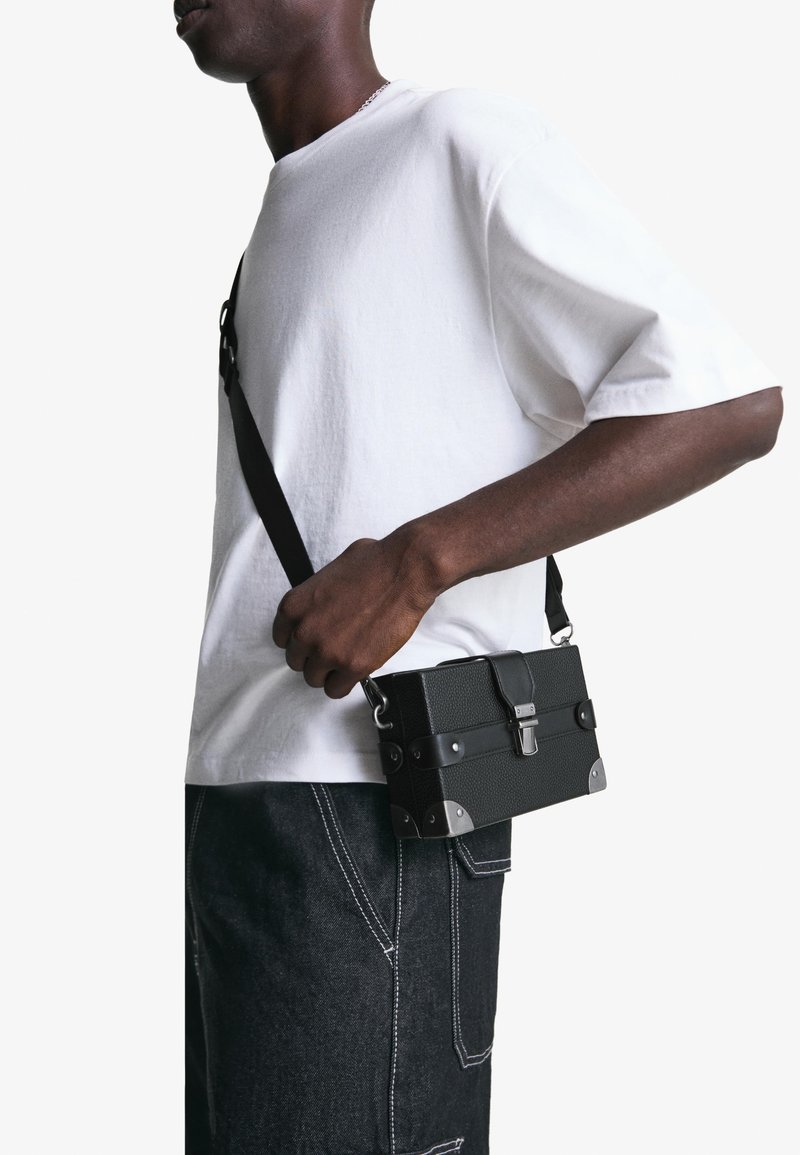 Bershka Torba preko tijela - black