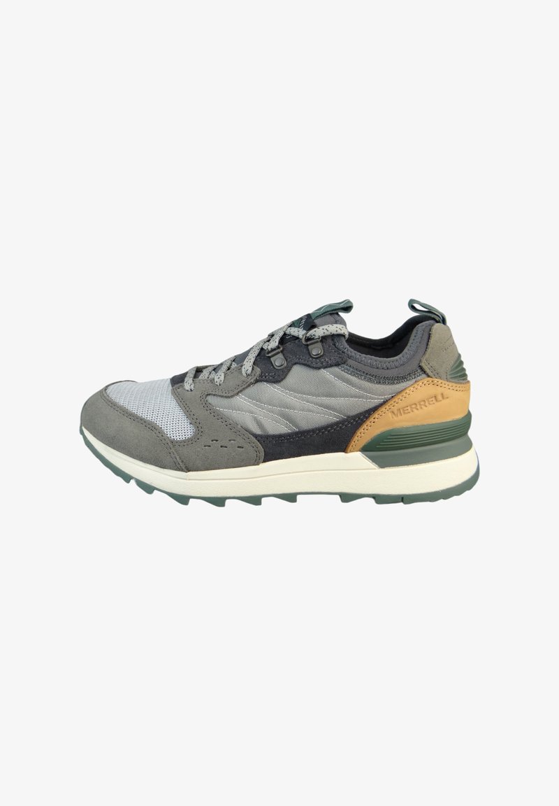 Grå mocka och mesh sneaker med gröna accenter, texturerade paneler och en beige hälkappa, med en stödjande sula och snörningsdesign.