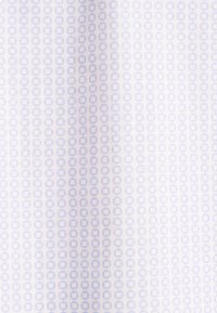 Tessuto con uno sfondo bianco e un delicato motivo ripetuto di forme ovali azzurro chiaro. Texture liscia, materiale tessuto.