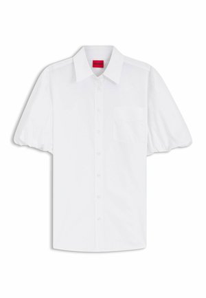 Chemise blanche à manches courtes avec boutons, manches bouffantes, col pointu, poche poitrine et étiquette rouge HUGO à l'intérieur du col.