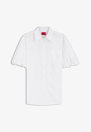 Camisa blanca de manga corta con botones, mangas abullonadas, cuello puntiagudo, bolsillo en el pecho y una etiqueta roja de HUGO en el interior del cuello.