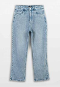 Błękitne dżinsy w prostym kroju z pięcioma kieszeniami, z przodu zapinane na guzik i zamek błyskawiczny, leżące na białym tle.