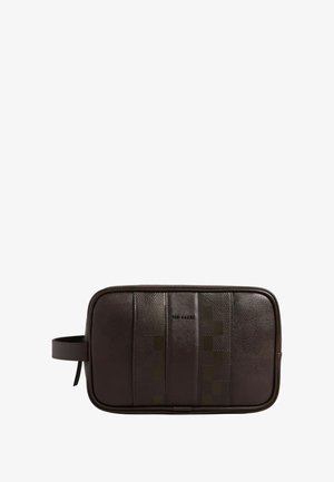 Trousse de toilette en cuir marron avec panneaux lisses et texturés, dotée d'un logo discret et d'une poignée latérale pour un transport facile.