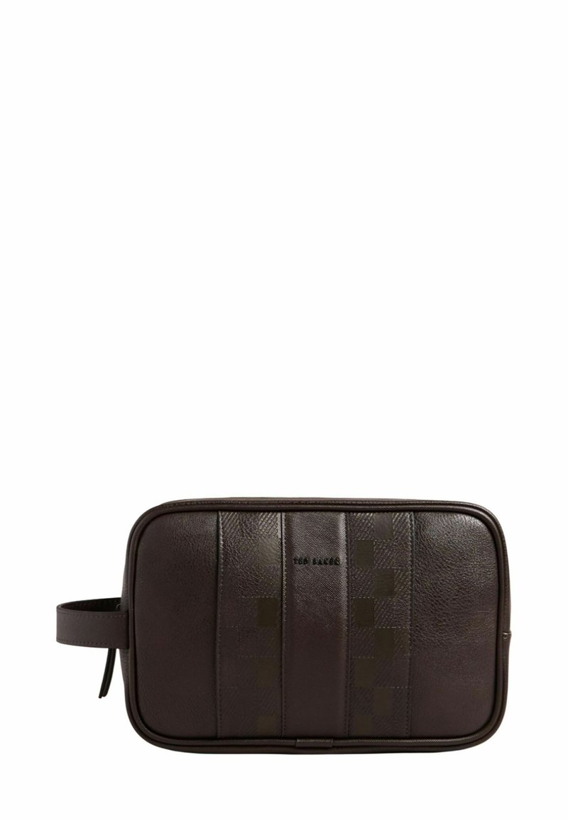 Trousse de toilette en cuir marron avec panneaux lisses et texturés, dotée d'un logo discret et d'une poignée latérale pour un transport facile.