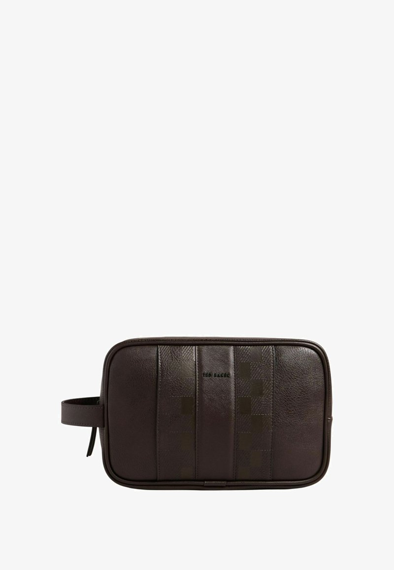 Trousse de toilette en cuir marron avec panneaux lisses et texturés, dotée d'un logo discret et d'une poignée latérale pour un transport facile.