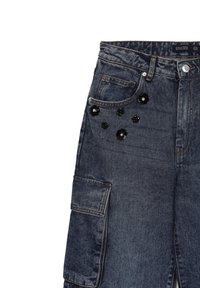 Jupe en denim bleu foncé, dotée d'une taille haute, de poches avant et de broderies en sequins floraux sur les côtés. Texture lisse.