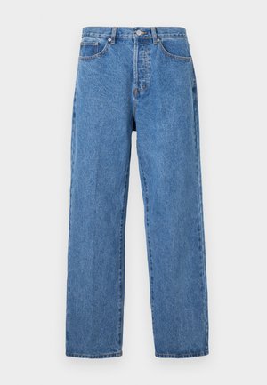 Hellblaue Jeans aus Denim mit geradem Schnitt, ausgestattet mit einem Knopfverschluss, fünf Taschen und minimaler Ausbleichung.