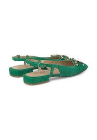 Chaussures slingback en suède vert avec des orteils pointus, des talons plats et des accents en chaîne dorée sur l'empeigne. Bride ajustable avec détail en boucle.