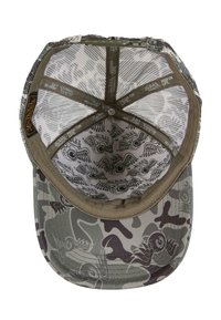 Kamuflāžas beisbola cepure ar izliekto malu. Iekšpusē ir rakstaina odere ar spārnu acs grafiku. Materiāls ir audums ar sieta akcentiem.