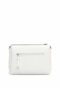 Biała, teksturowana skórzana saszetka z zamkiem błyskawicznym u góry, wyposażona w przednią kieszeń na suwak i srebrne elementy ozdobne. Kompaktowy, prostokątny kształt.