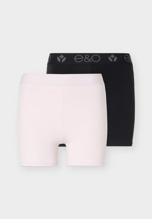 Δύο ζευγάρια εφαρμοστά σορτς, το ένα ανοιχτό ροζ και το άλλο μαύρο, και τα δύο με ελαστικές μέσες που φέρουν το λογότυπο "e&o" και ένα λογότυπο φύλλου.