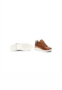 Zapatillas de cuero marrón con suela de goma blanca. Las características incluyen cordones, laterales texturizados y un collar acolchado para mayor comodidad.