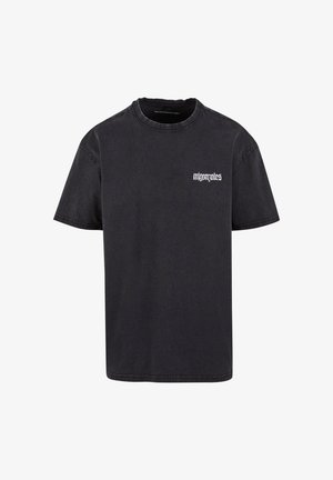 Tricou din bumbac negru cu mâneci scurte, guler rotund și un logo alb pe partea stângă a pieptului. Croială clasică, cu o textură netedă și fără modele.