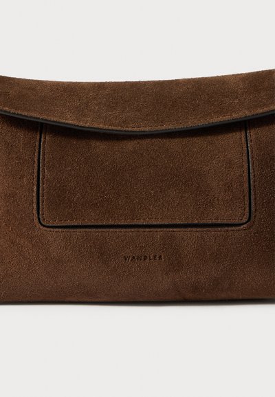 Smeđa torbica od brušene kože s preklopnim poklopcem, s prednjim džepom i utiskanim logotipom blizu dna. Glatka tekstura i minimalistički dizajn.