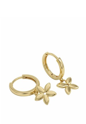 Złote kolczyki-koła z małymi zawieszkami w kształcie pięciopłatkowych kwiatów zwisającymi z każdego koła na białym tle.