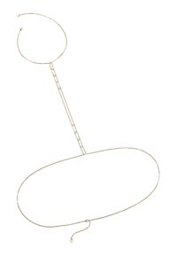 Collana a più strati in tono oro, caratterizzata da catene delicate, un accento geometrico e una chiusura regolabile per diverse lunghezze. Texture liscia e design elegante.