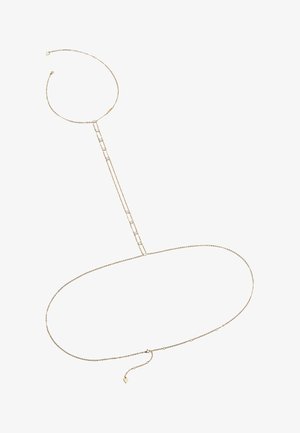 Złocona, warstwowa naszyjnik z delikatnymi łańcuszkami, geometrycznym akcentem i regulowanym zapięciem do odpowiedniego dopasowania długości. Gładka faktura i elegancki design.