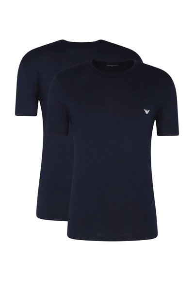 Δύο σκουρόχρωμες μπλούζες με κοντά μανίκια σε στυλ μπλουζάκι με στρογγυλή λαιμόκοψη, η μία δείχνει την μπροστινή όψη με μικρό λευκό λογότυπο στο στήθος, η άλλη δείχνει την πίσω όψη.