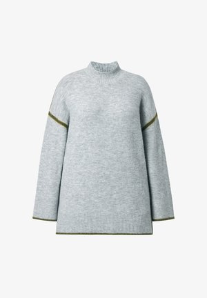 Maglione grigio chiaro con collo alto, maniche lunghe e polsini a coste. Presenta strisce verdi a contrasto sulle spalle e sull'orlo. Tessuto morbido.