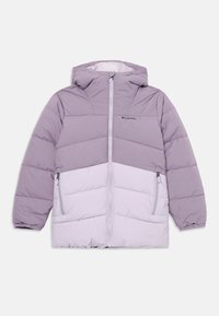 Doudoune violette avec capuche, dotée d'une fermeture éclair sur le devant, de deux poches latérales et d'un design en blocs de couleurs avec des teintes claires et foncées de violet.