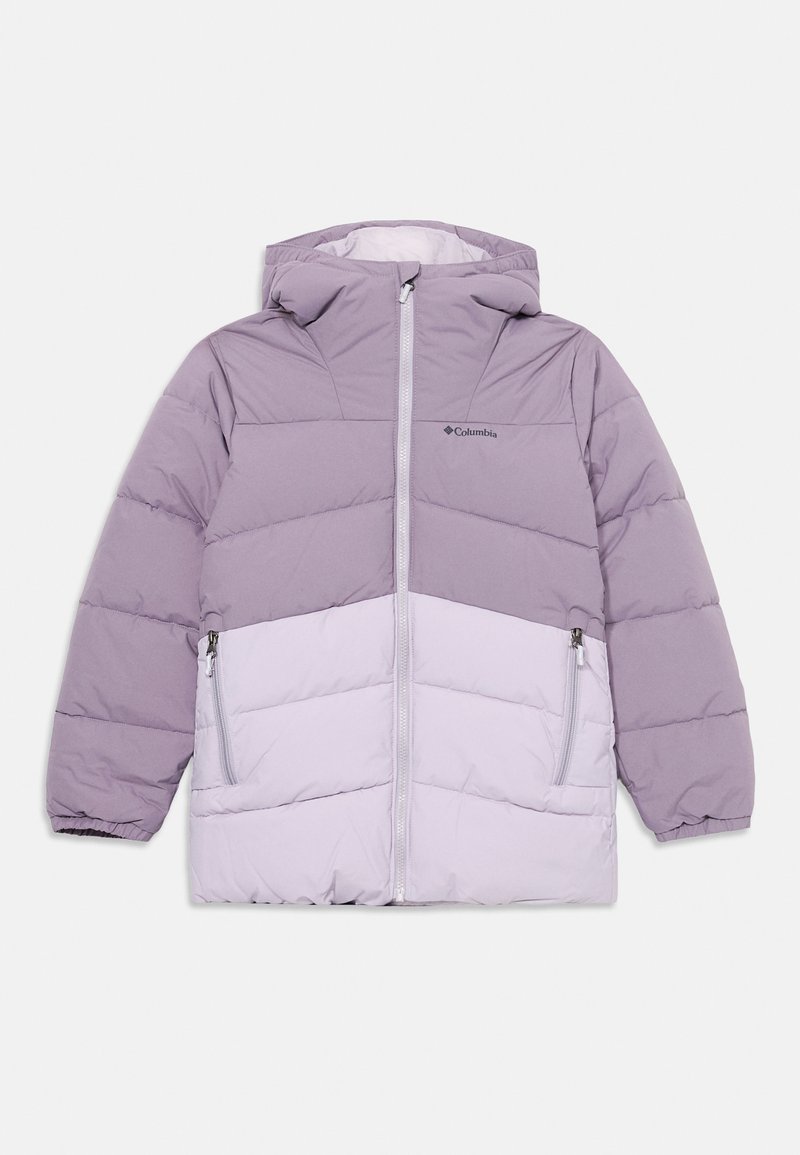 Violet pūkinis švarkas su kapišonu, su užtrauktuku priekyje, dviem šoninėmis kišenėmis ir spalvų blokų dizainu, kuriame derinamos šviesios ir tamsios violetinės atspalviai.