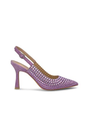 Chaussure à talons aiguilles en suède violet avec un bout pointu, ornée de rhinestones réfléchissants en forme de cercle et de bords festonnés sur la bride.
