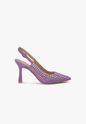 Lila mockaskinn högklackad slingback sko med spetsig tå, prydd med cirkulära, reflekterande rhinestones och vågiga kanter på remmen.