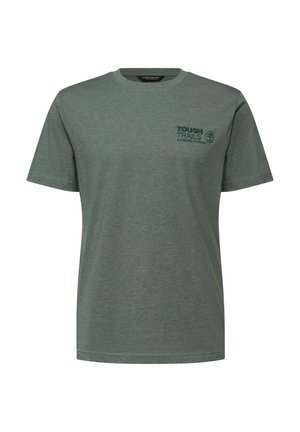 T-shirt vert à manches courtes en tissu doux, avec une impression sur la poitrine affichant le texte "TOUGH TRAILS" et un logo. Design classique à col rond.