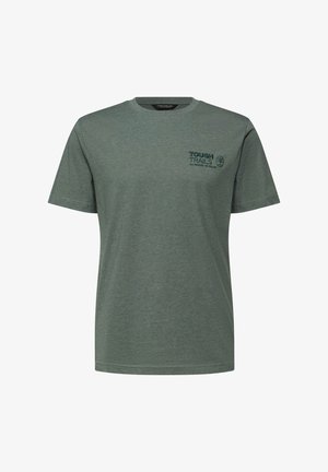 T-shirt vert à manches courtes en tissu doux, avec une impression sur la poitrine affichant le texte "TOUGH TRAILS" et un logo. Design classique à col rond.