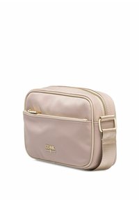 Jasnopinkowa torba na ramię wykonana z gładkiego materiału, z przednią kieszonką na zamek, złotymi elementami oraz trwałym, regulowanym paskiem.