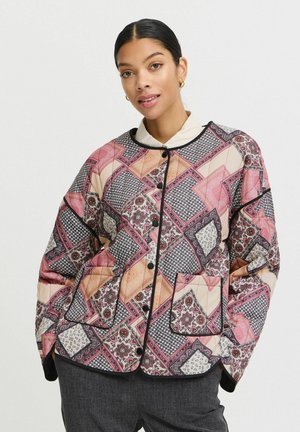 Quilted Jacke mit einem mehrfarbigen Patchwork-Design in Rosa, Creme und Schwarz. Sie verfügt über einen Kragen, Knöpfe und zwei frontale Taschen.
