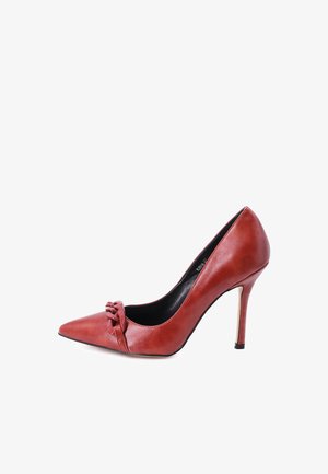 Scarpa con tacco alto in pelle rossa, punta affusolata e dettaglio annodato sul davanti, caratterizzata da un tacco sottile e una texture liscia.