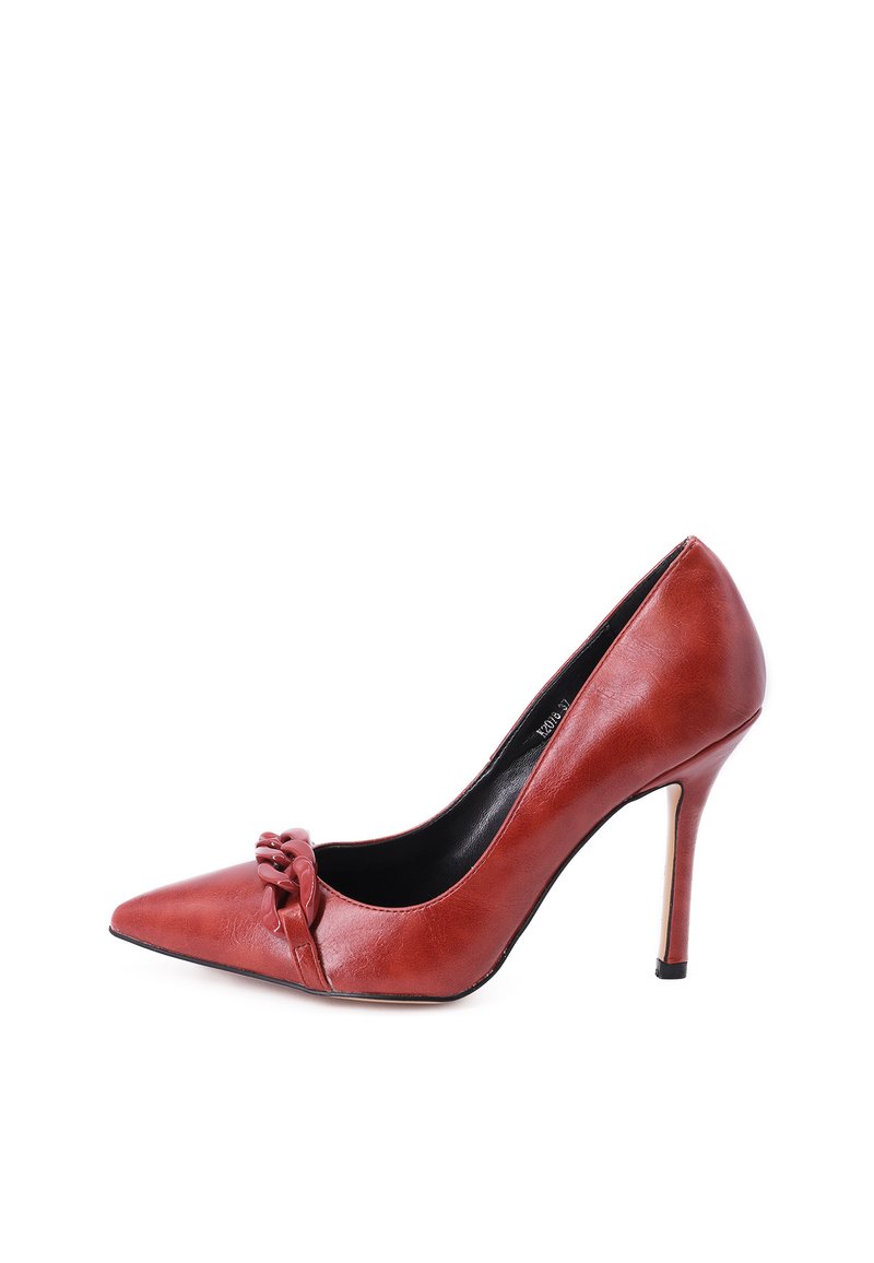 Scarpa con tacco alto in pelle rossa, punta affusolata e dettaglio annodato sul davanti, caratterizzata da un tacco sottile e una texture liscia.
