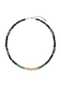 Collier en perles avec des disques en caoutchouc noir, des pierres vertes et des accents dorés. Des formes rondes et cylindriques créent un design texturé.
