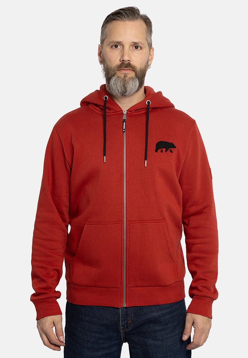 Felpa rossa con zip, dotata di tasca a marsupio frontale, emblema di un orso nero sul petto, cappuccio regolabile con cordino e polsini a costine.