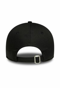 Zwarte pet met een gladde stoffen oppervlakte en een gebogen rand. De verstelbare band aan de achterkant bevat een metalen gesp met logo.