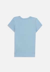 Ανοιχτό μπλε ριπ κοντομάνικο μπλουζάκι με στρογγυλή λαιμόκοψη, εμφανιζόμενο από πίσω σε λευκό φόντο.