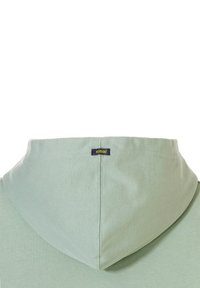 Lichtgroene hoodie met een geribbelde textuur, een trekkoordcapuchon en een klein blauw merklabel op de achterkant van de nek.