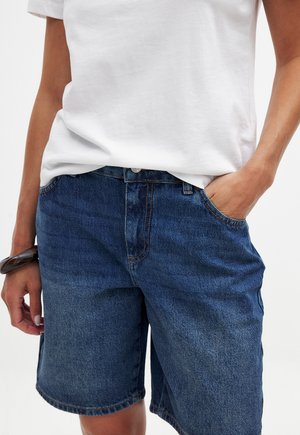 NA-KD MID WAIST - Denim shorts - mid blue