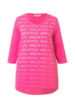 Różowa bawełniana koszulka z trzema ćwierć rękawami, z powtarzającym się napisem "ANGEL OF STYLE" w białym kolorze. Okrągły dekolt, luźny krój.