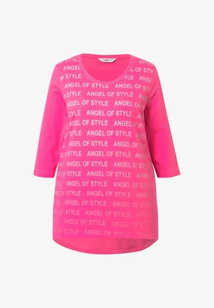 Camiseta de algodón rosa con mangas tres cuartos, con el texto repetido "ÁNGEL DE ESTILO" en blanco. Cuello redondo, corte holgado.